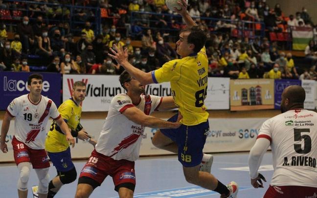 El jugador del Bidasoa Irun Víctor Rodríguez, durante el partido de la Liga Asobal contra Logroño La Rioja.