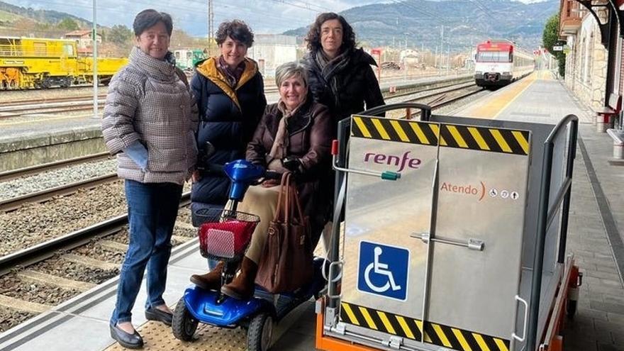 María Luisa Goikoetxea, en la estación de Orduña con las senadoras del Grupo Parlamentario Vasco.