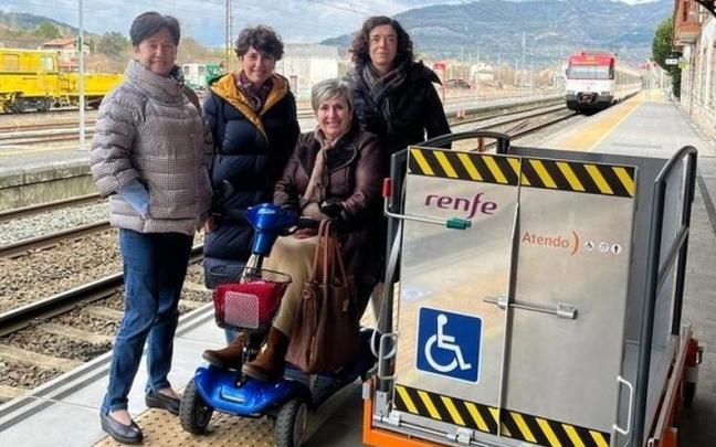 Mar&iacute;a Luisa Goikoetxea, en la estaci&oacute;n de Ordu&ntilde;a con las senadoras del Grupo Parlamentario Vasco.