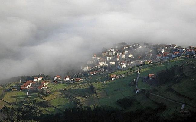 Arantza se despereza entre las nieblas matutinas.