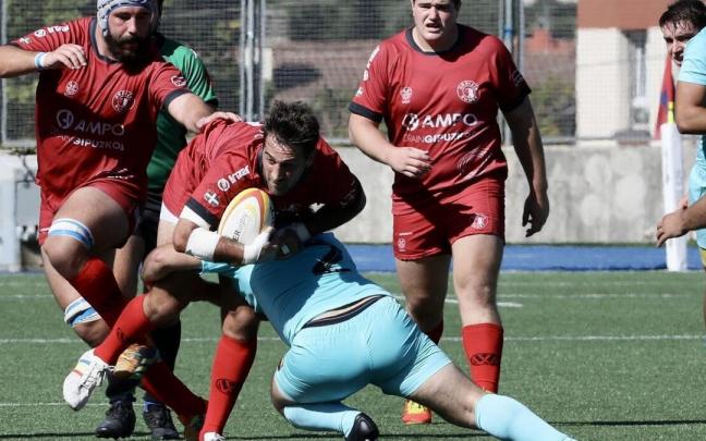 Valentín Cruz es placado por un jugador del Barcelona, con Antxon Iriondo y Aitor Lasa contemplando la acción.