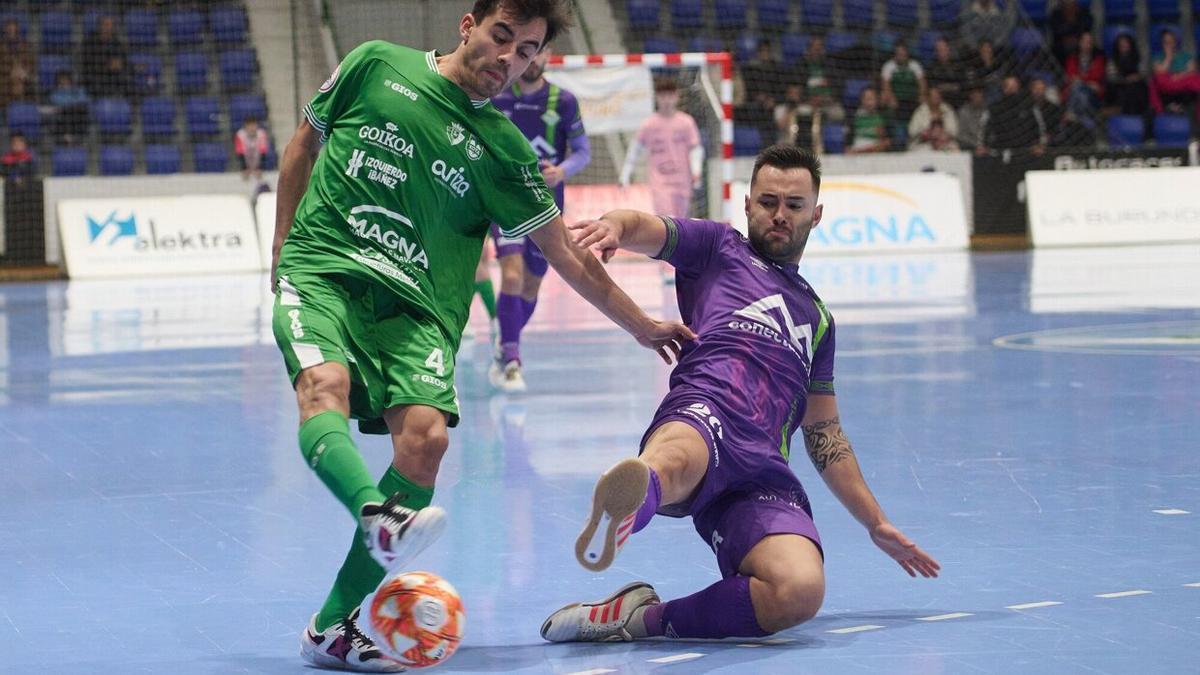 Tony Escribano (i) controla el balón ante el navarro Dani Saldise.