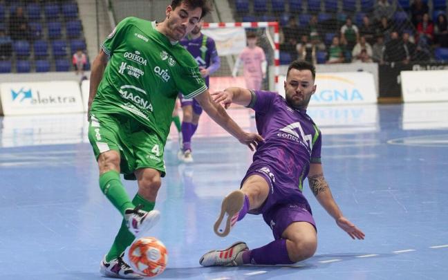 Tony Escribano (i) controla el balón ante el navarro Dani Saldise.