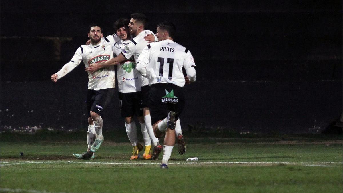 Riego, Lluc Carrera, Agus Coscia y Pol Prats celebran el tanto del canterano.