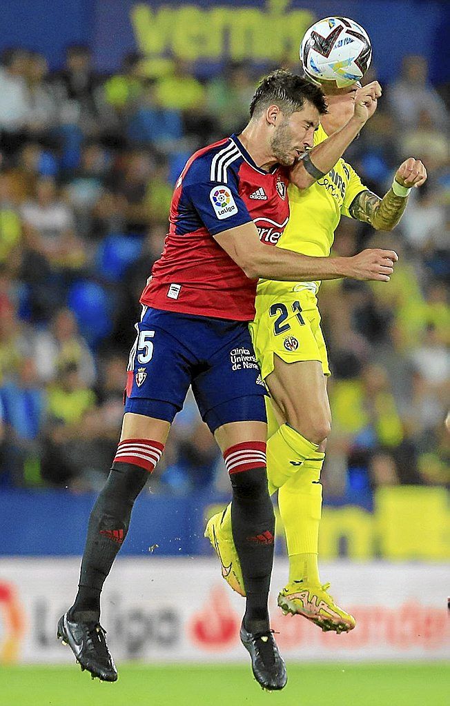 David García despeja en lucha con Yeremi.