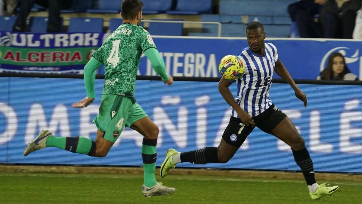 Sylla se dispone a controlar un balón en la recta final del duelo ante el Levante