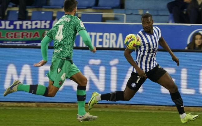 Sylla se dispone a controlar un balón en la recta final del duelo ante el Levante Sylla se dispone a controlar un balón en la recta final del duelo ante el Levante