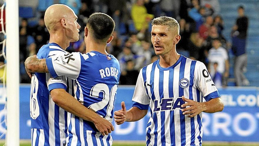 Salva Sevilla se dispone a celebrar el gol, posteriormente anulado, de Jon Guridi frente al Albacete. | FOTO: ALEX LARRETXI