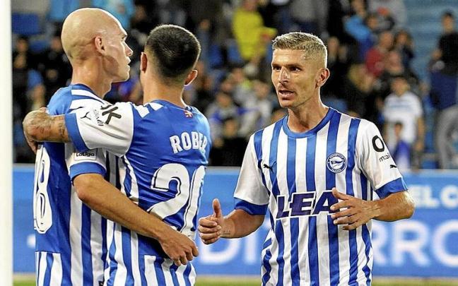 Salva Sevilla se dispone a celebrar el gol, posteriormente anulado, de Jon Guridi frente al Albacete. | FOTO: ALEX LARRETXI Salva Sevilla se dispone a celebrar el gol, posteriormente anulado, de Jon Guridi frente al Albacete. | FOTO: ALEX LARRETXI