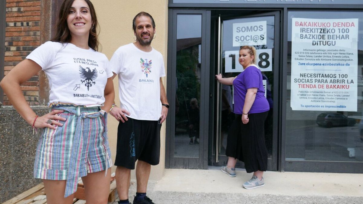 Nerea Viana, Lander Urritza y Saioa Zelaia, miembros del grupo motor de Bakaikuarrok, en el exterior de la tienda.