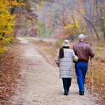 Una pareja de ancianos disfrutan de un paseo durante el oto&ntilde;o