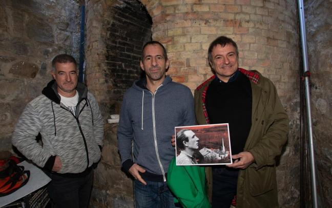 Kiroga, Huarte y Armedáriz, junto a la chimenea.