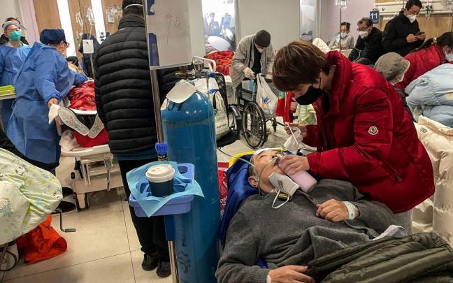 Crece la alarma por el tsunami de contagios en China tras abandonar la política "covid cero"