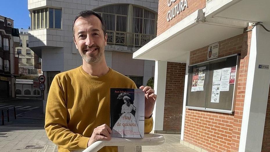 El adrianés Juanjo Ezquerro Puerta posa con uno de los ejemplares de su nuevo libro: ‘Alas de gaviota’.