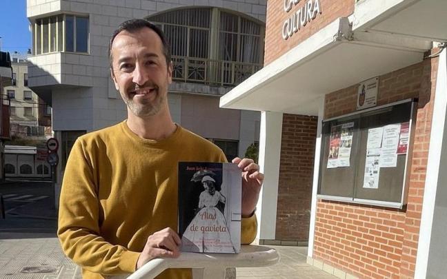 El adrian&eacute;s Juanjo Ezquerro Puerta posa con uno de los ejemplares de su nuevo libro: &lsquo;Alas de gaviota&rsquo;.