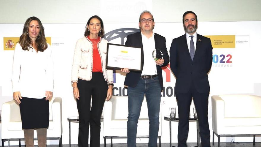 La ministra hace entrega del premio a Gasteiz On