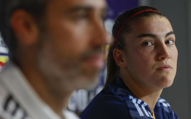 El entrenador de la selecci&oacute;n espa&ntilde;ola de f&uacute;tbol femenino, Jorge Vilda (i), y la centrocampista Patricia Guijarro (d), una de las jugadoras que han renunciado