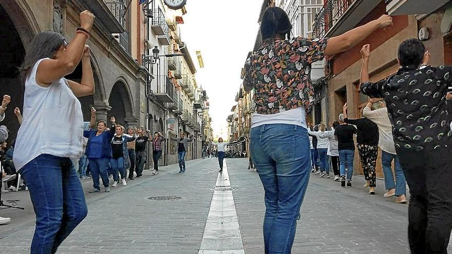 Varias personas bailaron durante la sobremesa bailes típicos de Rocamador Dantza Taldea en la calle Mayor. | FOTO: ROCAMADOR DANTZA TALDEA