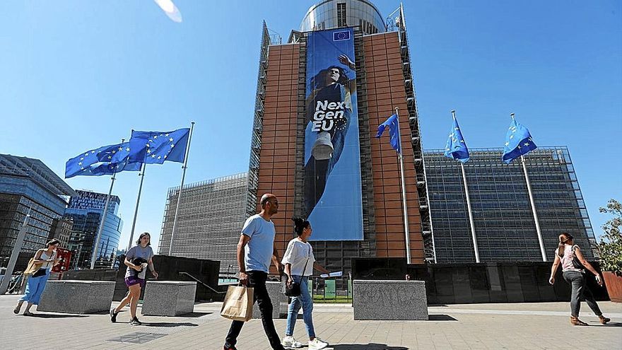 Un grupo de personas pasean delante de la sede de la Comisión Europea en Bruselas.