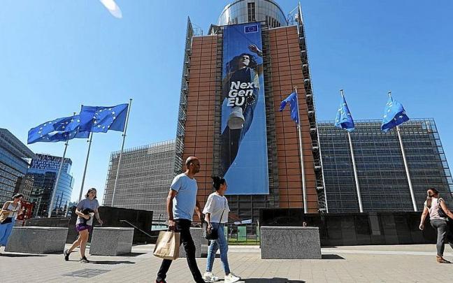 Un grupo de personas pasean delante de la sede de la Comisi&oacute;n Europea en Bruselas.