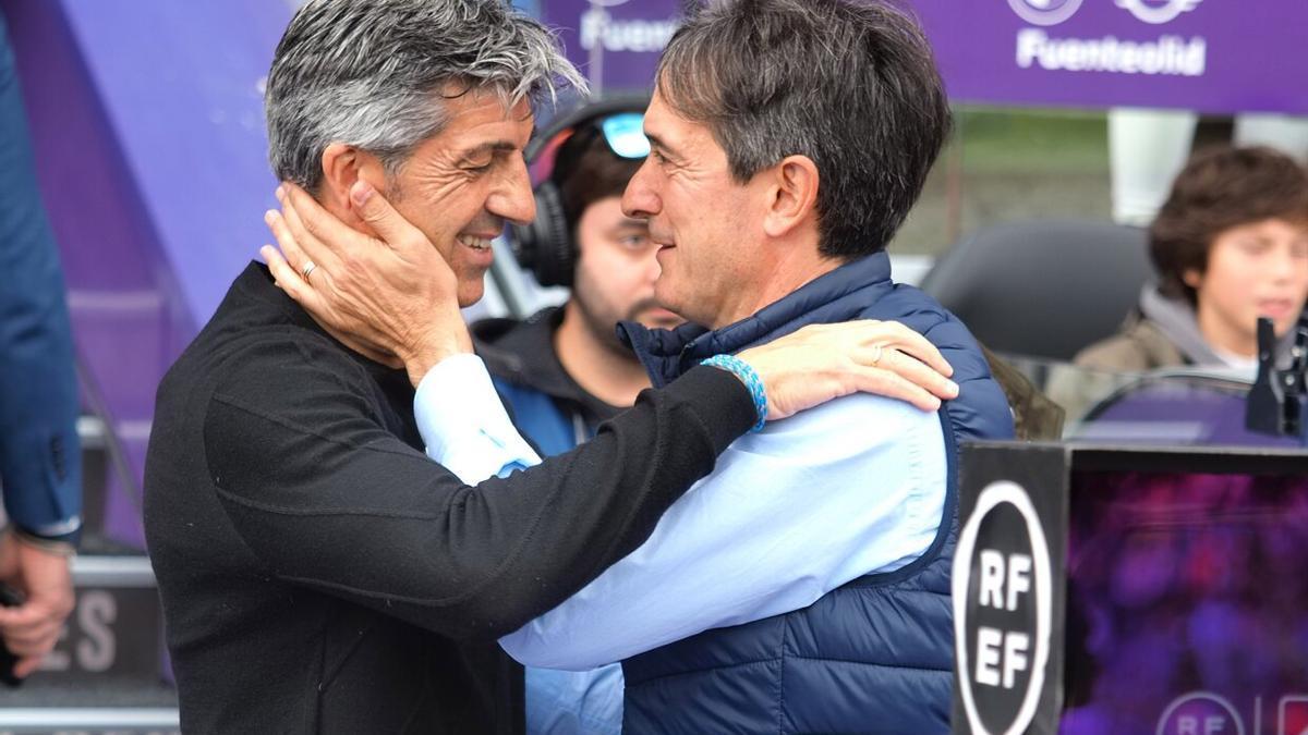 Imanol se saluda con Pacheta antes del inicio del partido.