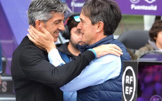 Imanol se saluda con Pacheta antes del inicio del partido.