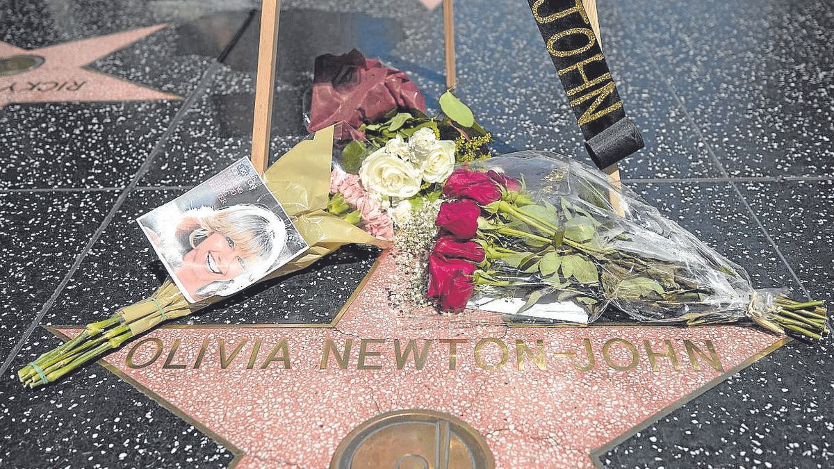 Flores y fotos en recuerdo de Olivia Newton-John en Los Ángeles.