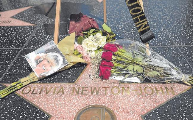 Flores y fotos en recuerdo de Olivia Newton-John en Los &Aacute;ngeles.