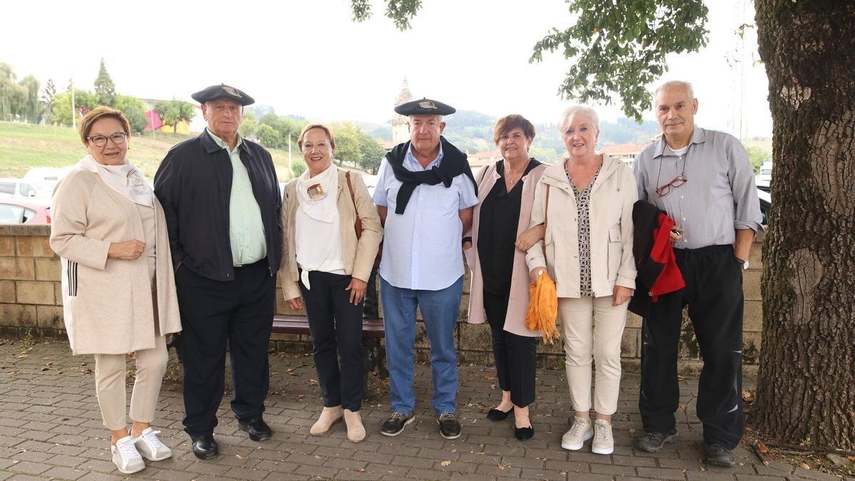 Sonrisas entre amigos dos años después en la gala de los Laboral Kutxa DEIA Hemendik Sariak de Durangaldea