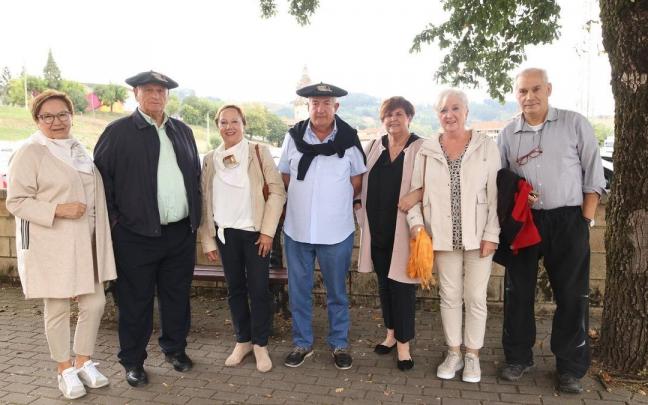 Sonrisas entre amigos dos a&ntilde;os despu&eacute;s en la gala de los Laboral Kutxa DEIA Hemendik Sariak de Durangaldea
