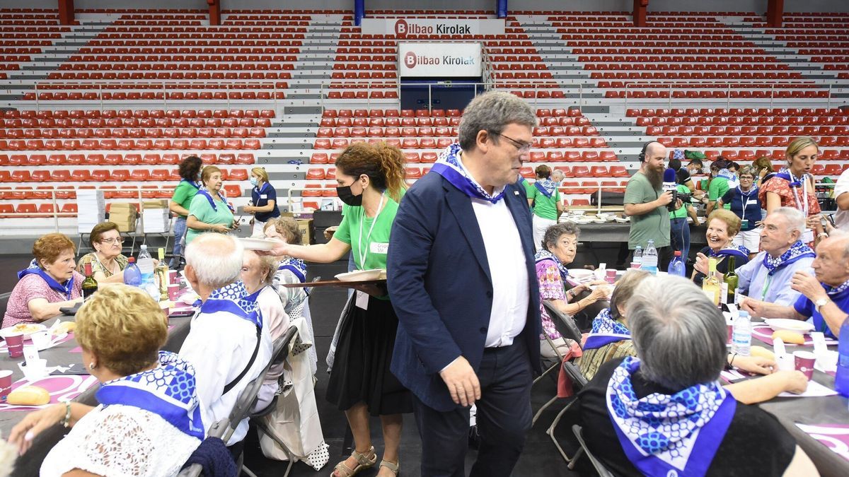 Los mayores junto al alcalde siendo participes del día de Aste Nagusia dedicado a ellos