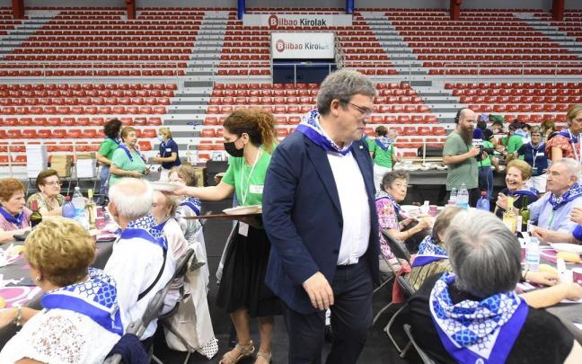 Los mayores junto al alcalde siendo participes del día de Aste Nagusia dedicado a ellos Los mayores junto al alcalde siendo participes del día de Aste Nagusia dedicado a ellos