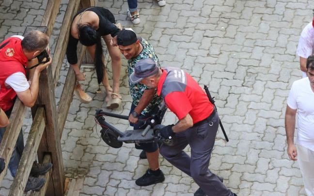 Momento de la expulsi&oacute;n del joven