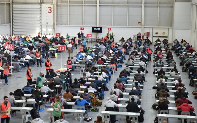 Las personas que se han presentado a la primera OPE unificada de bomberos para las Diputaciones de Gipuzkoa y Araba, el pasado sábado, 26 de noviembre, en recinto Ficoba de Irun