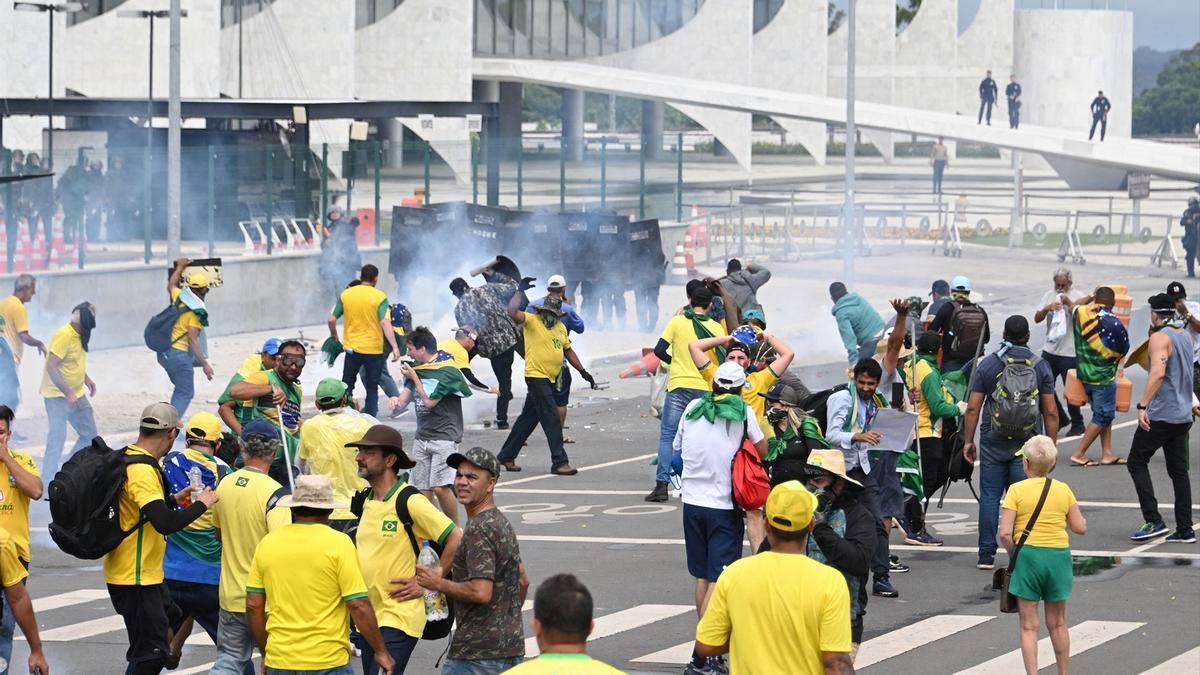 Simpatizantes de Bolsonaro en las calles de Brasilia tras el asalto a las instituciones democráticas.