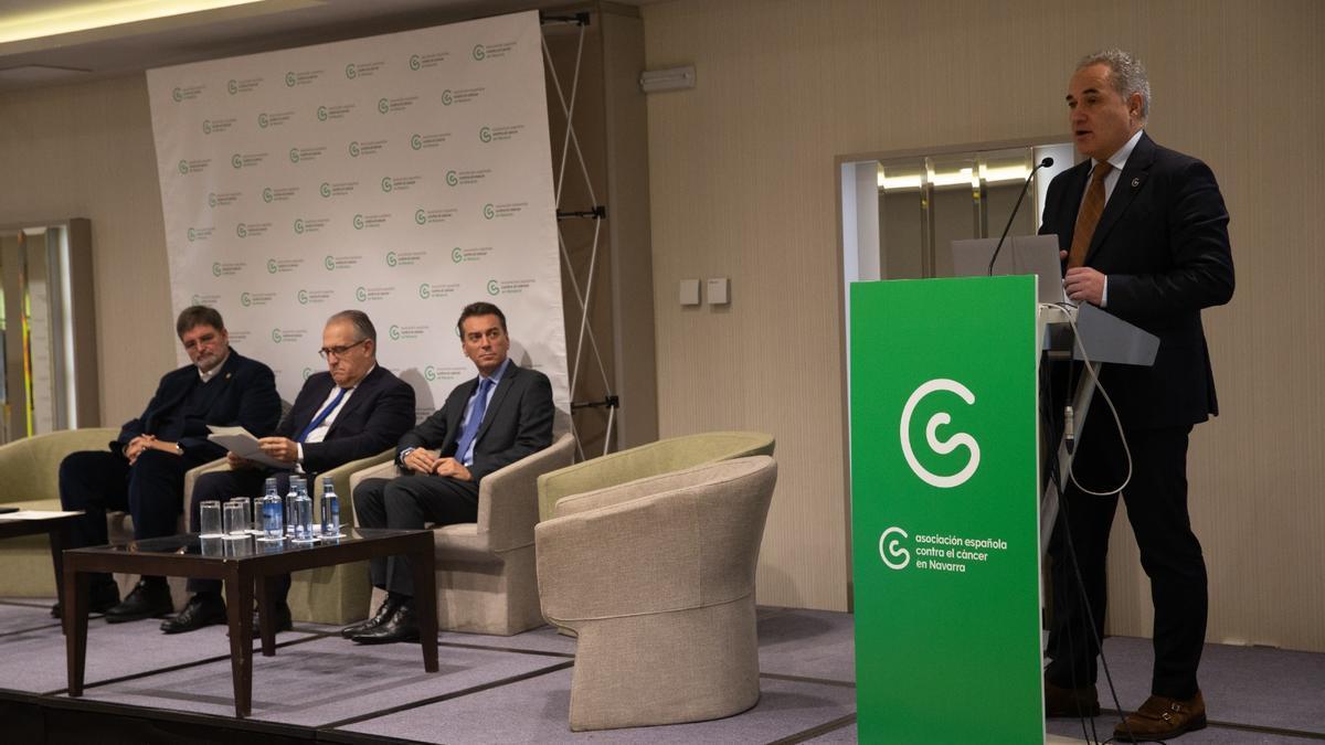 Ángel Losada interviene en la inauguración, mientas escuchan Alfredo Martínez, Enrique Maya y Juan Franco.