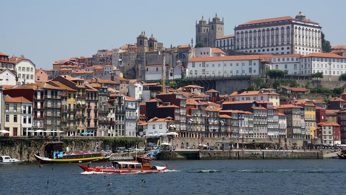 La ciudad de Porto, desde la orilla de Vilanova de Gaià.