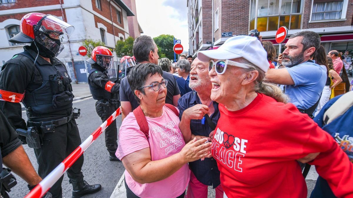 Protestas por el derribo del hogar del jubilado y el euskaltegi de Romo