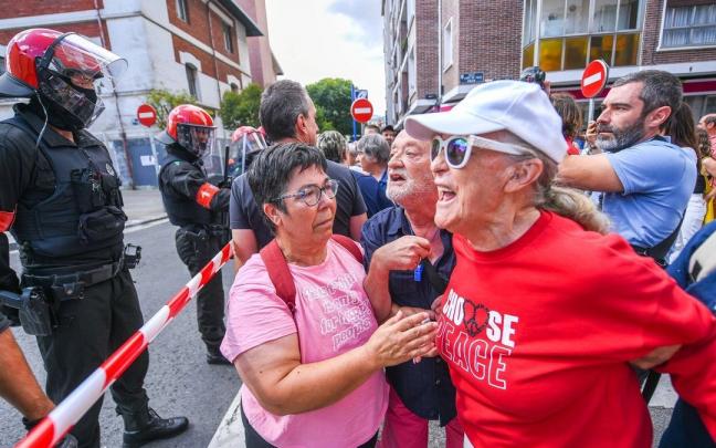 Protestas por el derribo del hogar del jubilado y el euskaltegi de Romo