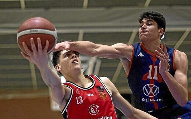 Entrada de Adrià Rodríguez en un duelo anterior. | FOTO: UNAI BEROIZ Entrada de Adrià Rodríguez en un duelo anterior. | FOTO: UNAI BEROIZ
