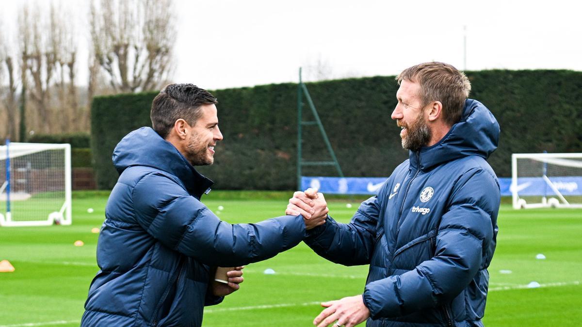 Azpilicueta saluda al entrenador Graham Potter este martes.