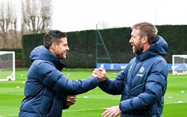 Azpilicueta saluda al entrenador Graham Potter este martes.