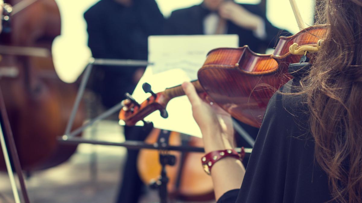 Una persona tocando el violín.