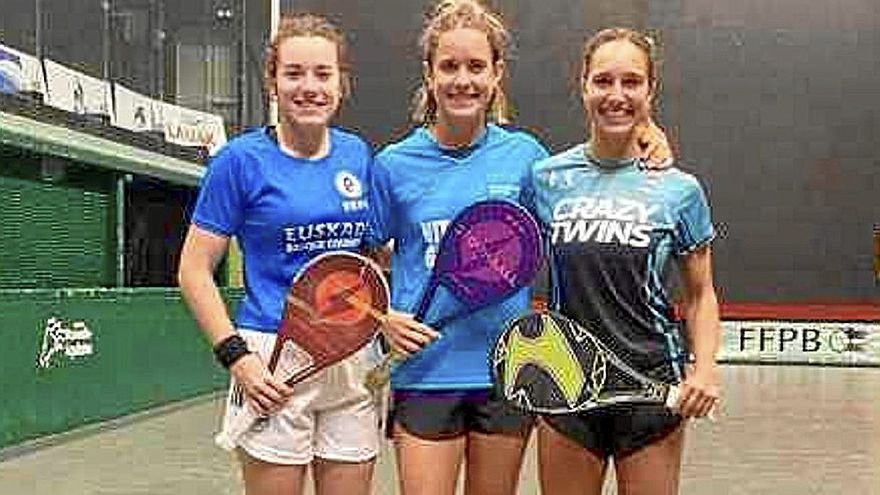 Ane Ibáñez y Nagore Martín, junto a Uxue Murillo, rumbo al Mundial.