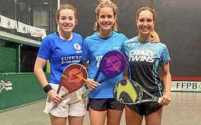 Ane Ibáñez y Nagore Martín, junto a Uxue Murillo, rumbo al Mundial. Ane Ibáñez y Nagore Martín, junto a Uxue Murillo, rumbo al Mundial.