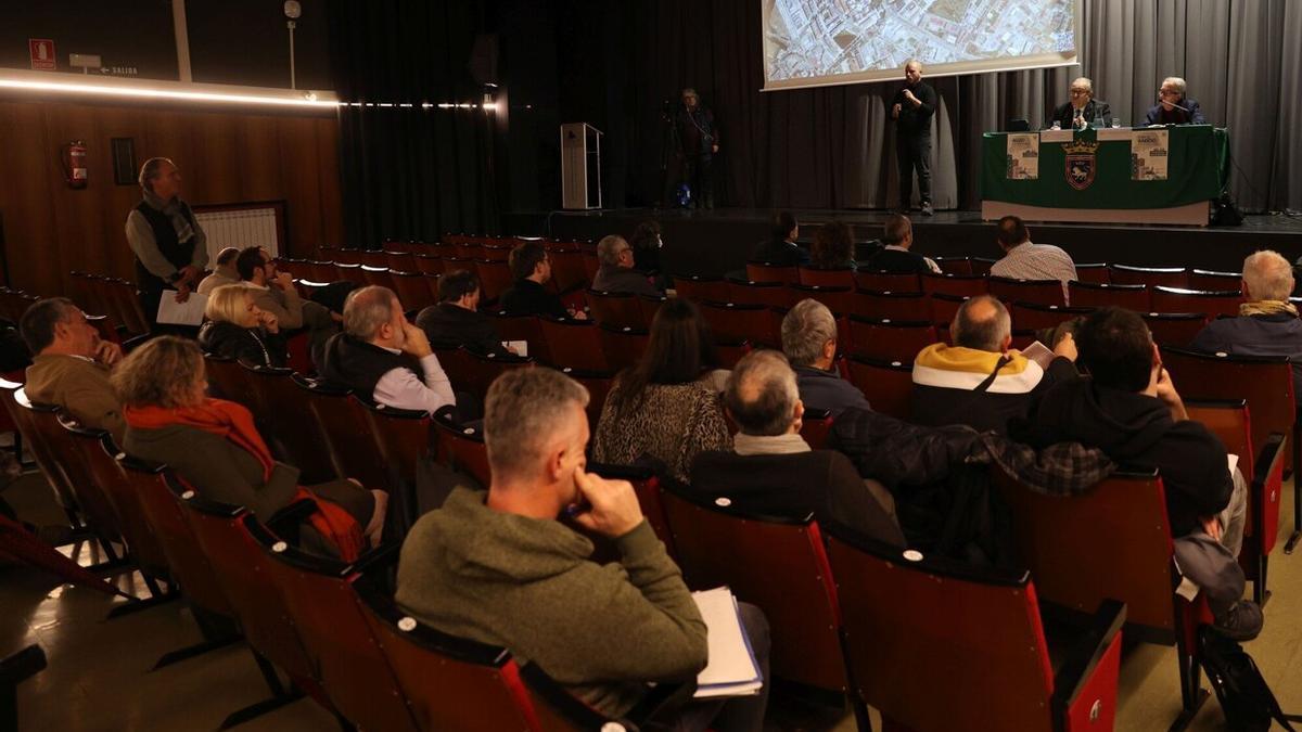 Al fondo, el alcalde Enrique Maya y el edil del barrio, Fernando Villanueva, en la reunión vecinal de este jueves