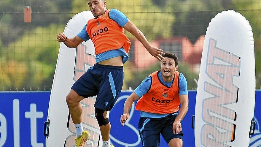 Andoni Gorosabel y Ander Guevara buscan el remate en el entrenamiento.