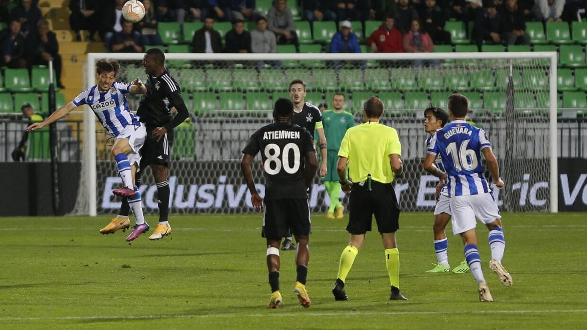 Silva cabecea un balón en el duelo entre la Real y el Sheriff