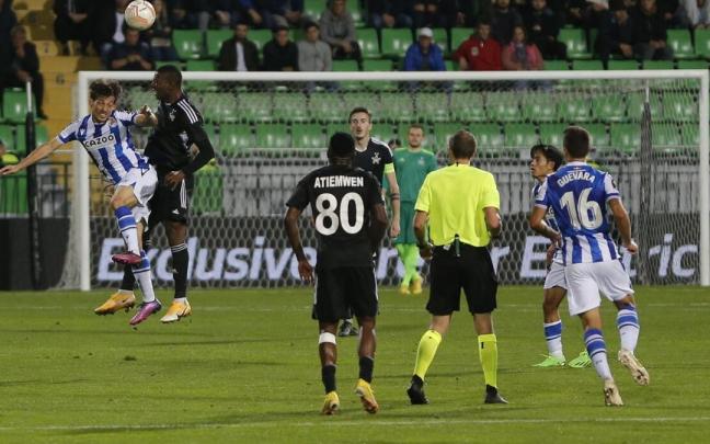 Silva cabecea un balón en el duelo entre la Real y el Sheriff Silva cabecea un balón en el duelo entre la Real y el Sheriff