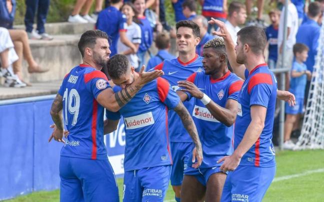 Jugadores del Amorebieta celebran un gol den Urritxe